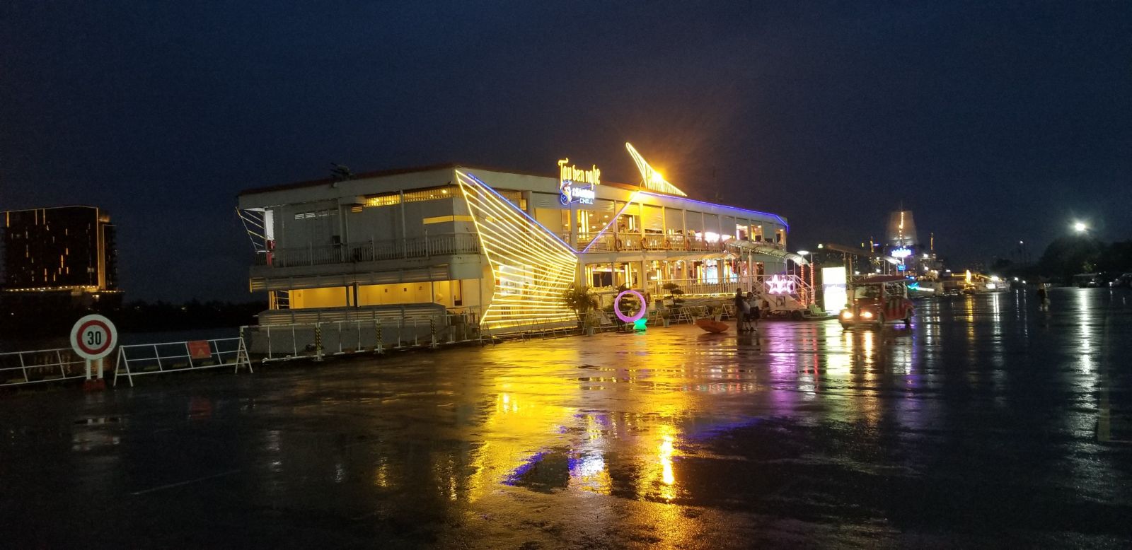 BẾN NGHÉ CRUISE RESTAURANT